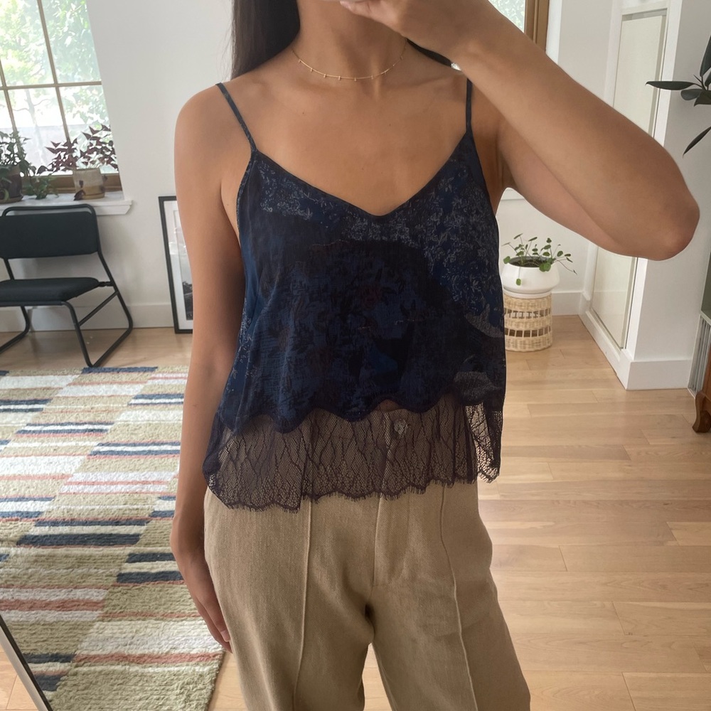 Aritizia Wildfred 100% silk camisole with lace details.